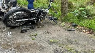 Motociclista vai parar em cerca de arame farpado após acidente  - 4