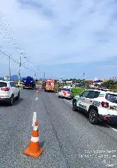 Mulher fica inconsciente após colisão entre carro e moto em Gaspar - 1