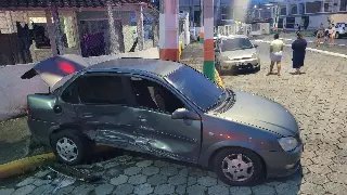 Suspeito por tráfico de drogas tenta fuga e colide contra carro de família - 1