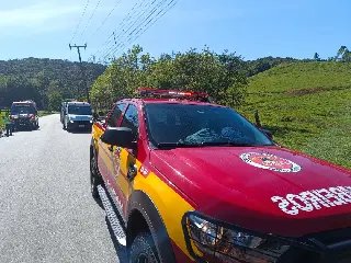 Colisão em barranco seguida de capotamento deixa feridos no Moura - 1