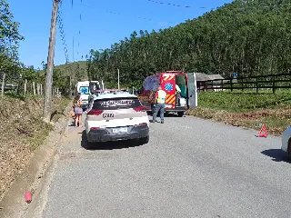 Colisão em barranco seguida de capotamento deixa feridos no Moura - 2