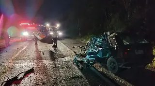 Colisão contra caminhão mata jovem e deixa carro parcialmente esmagado - 2
