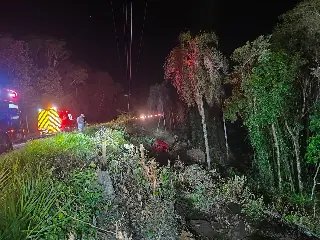 Van da banda Nave Som cai em ribanceira após se chocar contra carro - 2