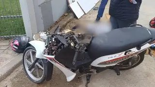 Mulher fica gravemente ferida após colidir moto contra muro - 1