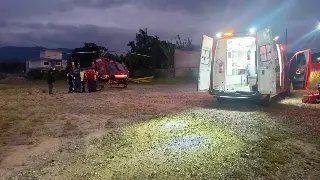 Mulher fica gravemente ferida após colidir moto contra muro - 2