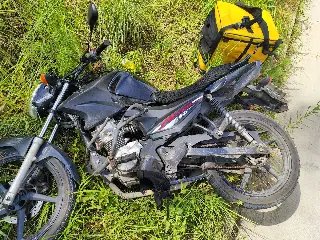 Motociclista sofre ferimento grave na perna após acidente com carro - 1