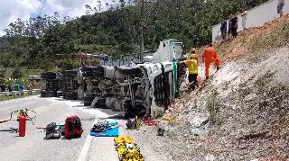 (VÍDEO) Carreta bate em barranco e tomba na Rodovia Pedro Merizio - 3
