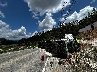 Bombeiros atualizam informações sobre acidente com carreta tombada - 7