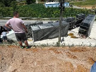 Bombeiros atualizam informações sobre acidente com carreta tombada - 4