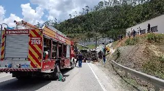 Bombeiros atualizam informações sobre acidente com carreta tombada - 3