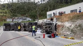 Bombeiros atualizam informações sobre acidente com carreta tombada - 5