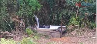 Carro com pai e filha de 4 anos cai em ribanceira em São João Batista  - 1