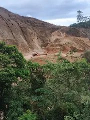 Motorista morre no hospital após despencar em ribanceira, em São João Batista - 2