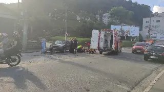 (VÍDEO) Ciclista tem trajetória interceptada e é atropelada na Primeiro de Maio - 1
