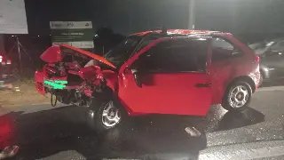 Carro com placas de Brusque tem parte frontal destruída em acidente - 1
