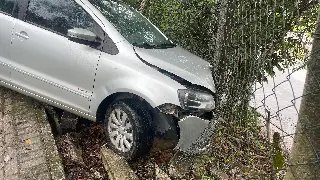 (VÍDEO) Motorista sai de pista e colide veículo contra cerca no Azambuja - 5