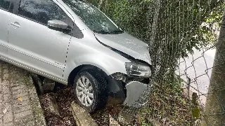 (VÍDEO) Motorista sai de pista e colide veículo contra cerca no Azambuja - 1