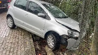 (VÍDEO) Motorista sai de pista e colide veículo contra cerca no Azambuja - 8