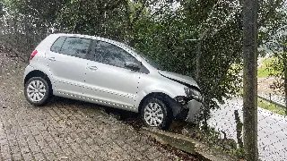 (VÍDEO) Motorista sai de pista e colide veículo contra cerca no Azambuja - 12