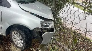 (VÍDEO) Motorista sai de pista e colide veículo contra cerca no Azambuja - 10
