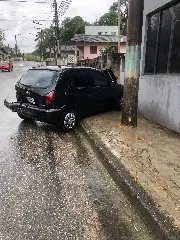 (VÍDEO) Motorista bate em carro estacionado e foge sem prestar ajuda, em Brusque - 2