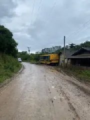 Motorista de ônibus escolar fica ferido ao colidir contra poste - 1