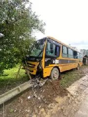 Motorista de ônibus escolar fica ferido ao colidir contra poste - 3