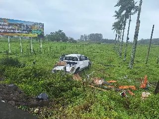Motorista e passageira saem ilesas após capotamento na Antônio Heil - 1