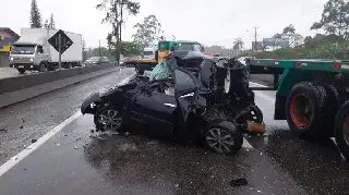 (VÍDEO) Caminhão prensa carro na traseira de ônibus escolar - 1
