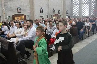 Crianças dão vida aos santos em celebração na igreja Matriz - 2