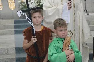 Crianças dão vida aos santos em celebração na igreja Matriz - 1