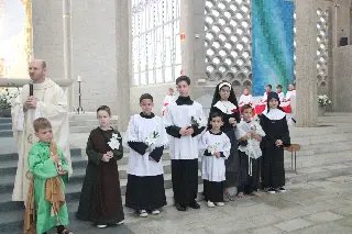 Crianças dão vida aos santos em celebração na igreja Matriz - 5