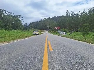 Motorista bate carro contra poste de energia no Santa Luzia - 1