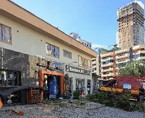 Motociclista fica ferido após árvore cair em estacionamento  - 1
