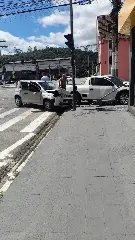 Colisão entre dois carros é registrada no Centro de Brusque - 4