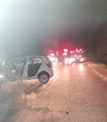 Samu e bombeiros são acionados após carro colidir contra poste no Bateas - 3