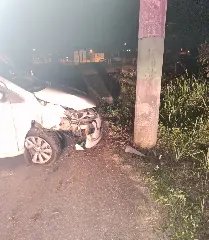 Samu e bombeiros são acionados após carro colidir contra poste no Bateas - 2
