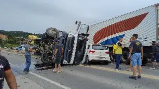 Após grave acidente, trânsito da BR-470 é liberado - 1