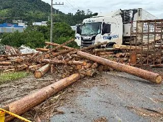 Após grave acidente, trânsito da BR-470 é liberado - 3