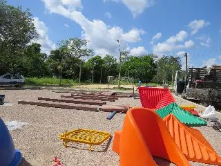 Secretaria de Obras instala parque infantil no Loteamento Dom Nelson - 6