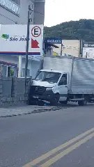 Caminhão colide com muro e causa lentidão em Brusque - 1