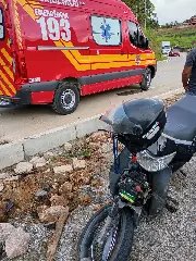 Homem sofre fratura exposta em colisão entre carro e moto - 1