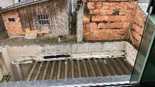 Casal sobe no telhado para fugir de incêndio em residência  - 2