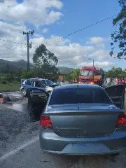 Carro invade contramão e causa grave acidente na SC-108 - 1