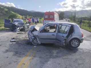 Carro invade contramão e causa grave acidente na SC-108 - 2