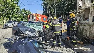 Idoso fica preso às ferragens após colisão frontal entre carro e micro-ônibus - 4