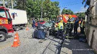 Idoso fica preso às ferragens após colisão frontal entre carro e micro-ônibus - 7