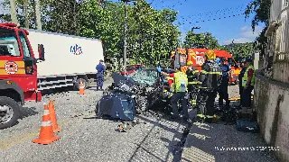 Idoso fica preso às ferragens após colisão frontal entre carro e micro-ônibus - 5