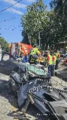 Idoso fica preso às ferragens após colisão frontal entre carro e micro-ônibus - 1