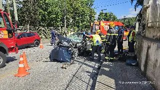 Idoso fica preso às ferragens após colisão frontal entre carro e micro-ônibus - 8